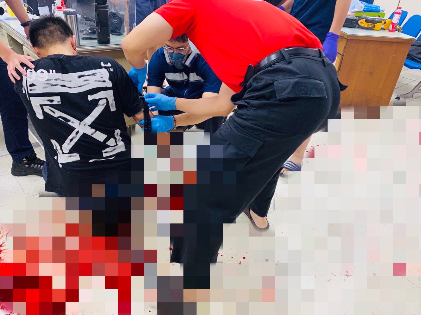 ▲於姓男子與父親通話過程中，藏於手上爆裂物突然引爆，員警協助救護送醫 (圖/新竹縣警察局 提供)