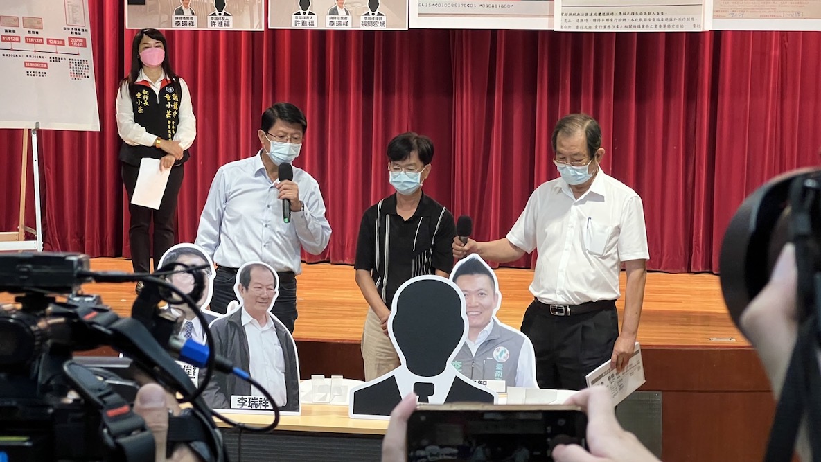 【有影】謝龍介控黃偉哲索賄 當場撕毀台南市府存證信函宣戰 19 國民黨台南市長參選人謝龍介7日召開記者會,控台南市長黃偉哲索賄,與當事人排出餐宴細節。