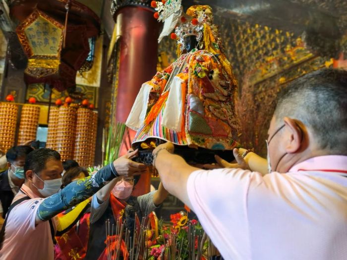 埤頭合興宮炸彈媽展開4天3夜步巡遊庄 藍綠彰化縣長參選人首度同框