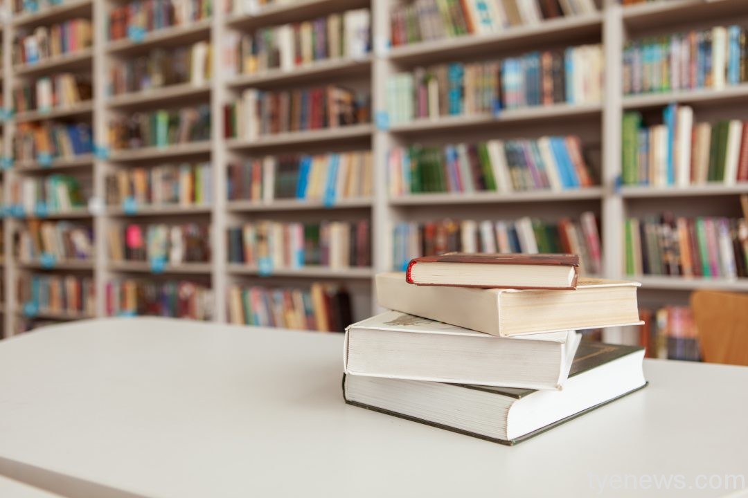 桃園4校獲全國閱讀磐石獎肯定 教育局加碼圖書禮券 27 pile books table library