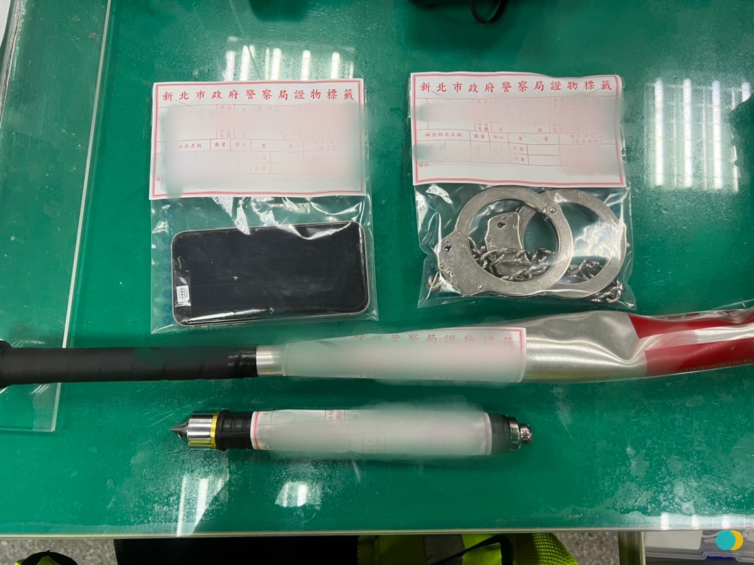 圖片說明:犯嫌囚禁被害人所使用之工具。(記者徐煜勝翻攝)