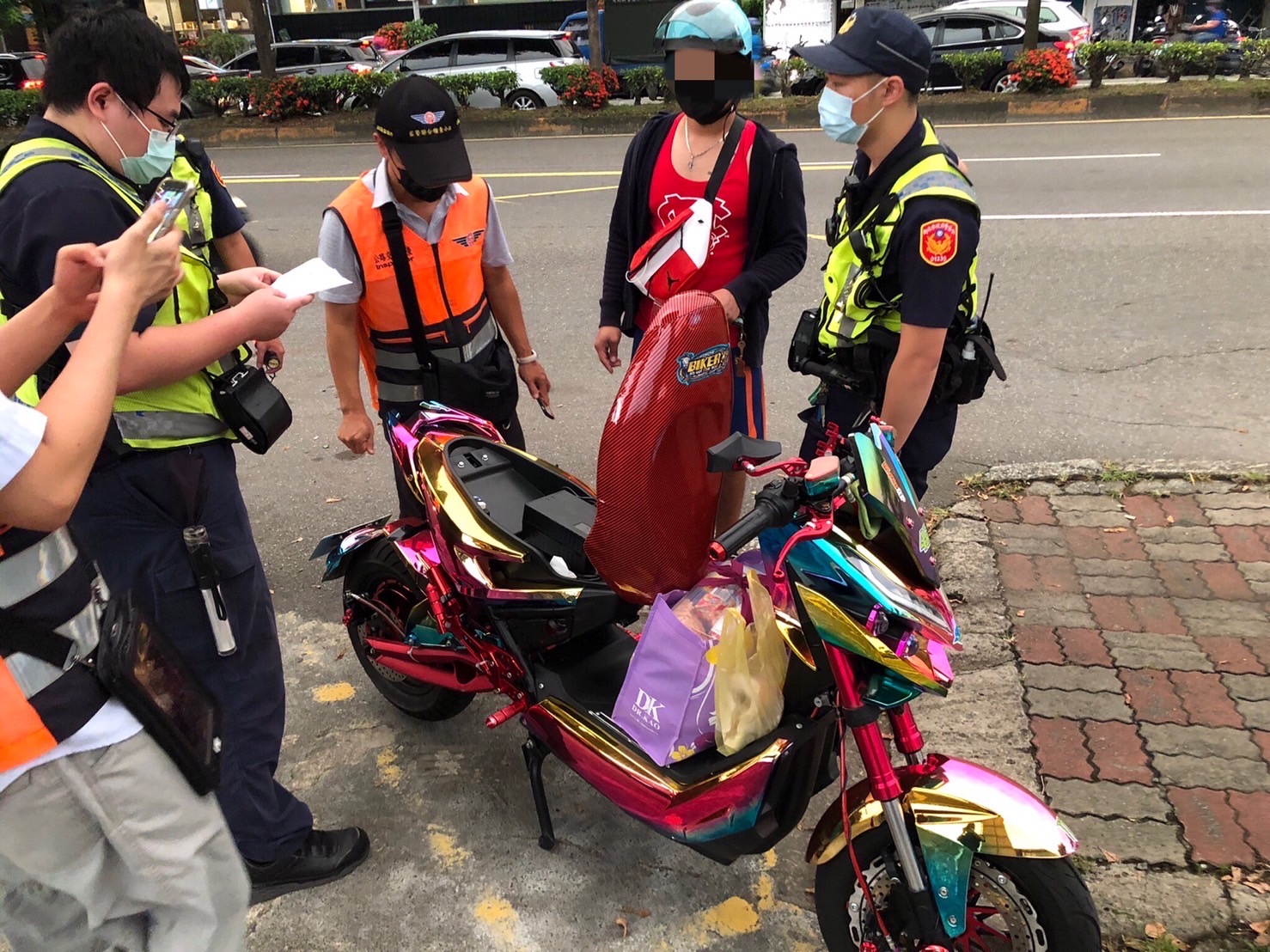 圖片說明:板橋警分局為防制非法電動自行車上路,特協請台北區監理所板橋監理站人員在板橋區溪城路共同執行聯合稽查取締改裝電動自行車勤務。(記者戴昱弘翻攝)