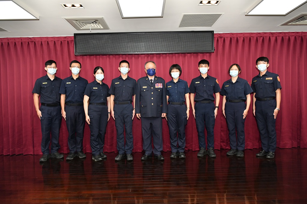圖片說明:臺中市政府警察局蔡蒼柏局長主持職務人員授階,表彰陞職及初任巡官等職務人員榮譽,並期許共同維護臺中治安。(記者謝榮浤翻攝)