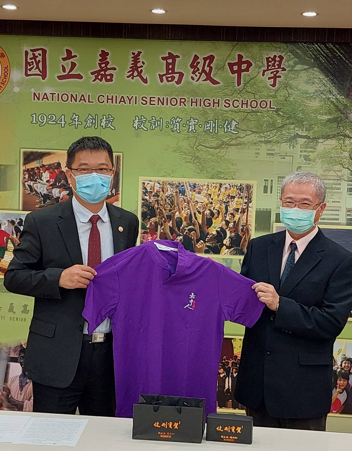 圖片說明 :身為嘉中人關心嘉中事。(記者劉治強攝)