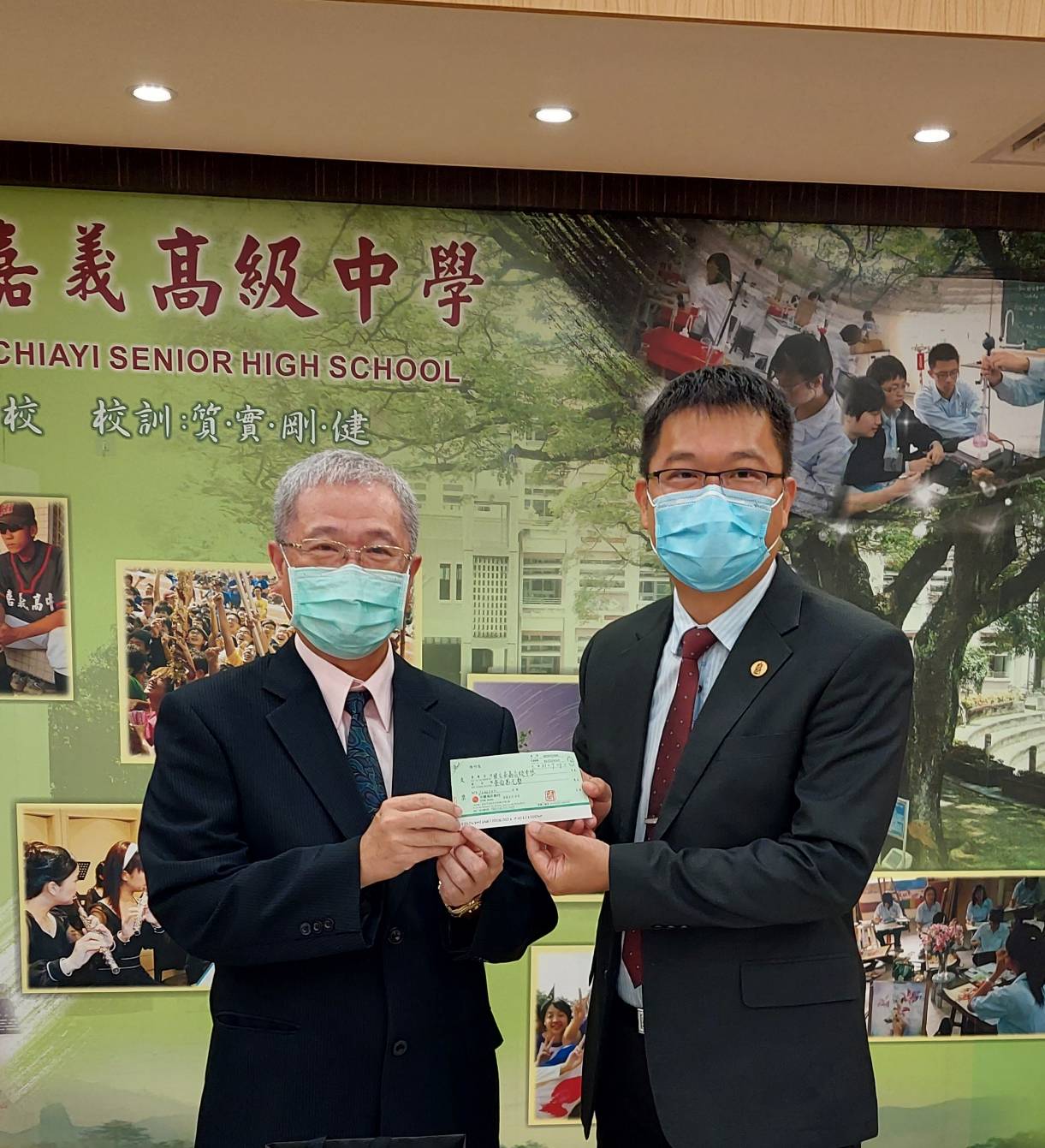 圖片說明 :眾多嘉中校友出錢出力為百歲母校祝壽。(記者劉治強攝)