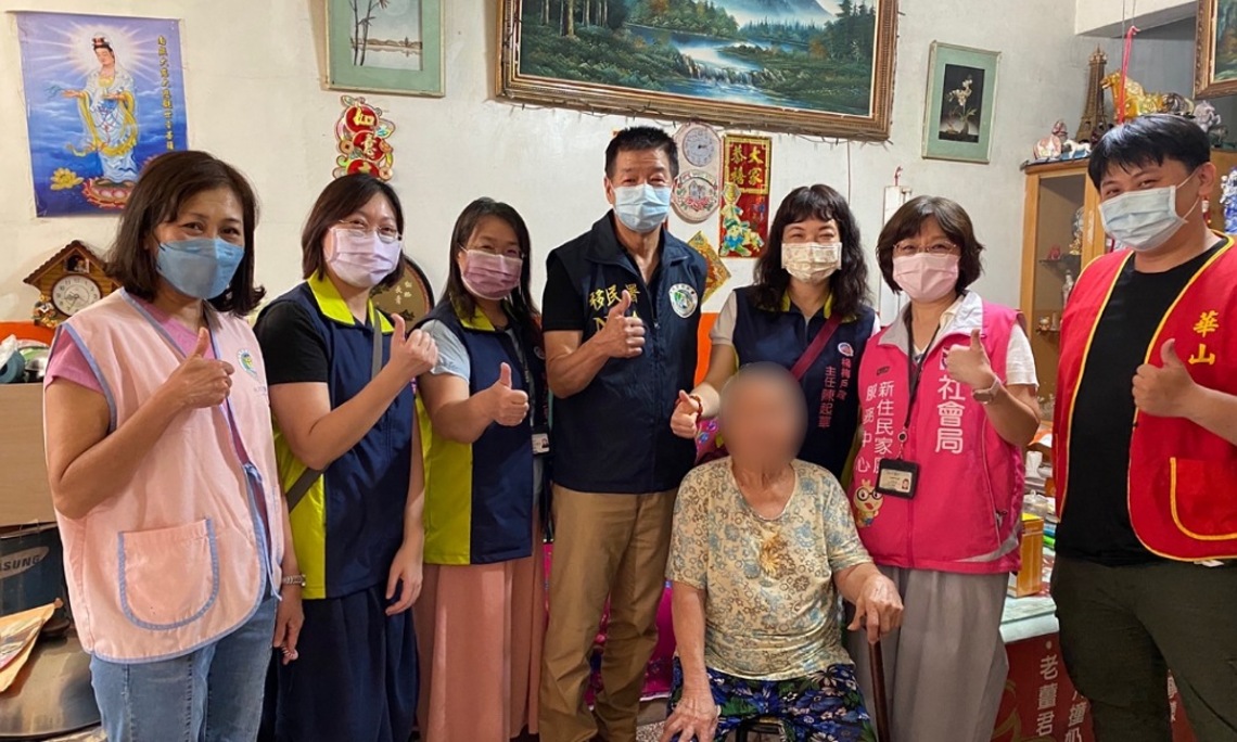 移民署偕同跨機關團體合作 九旬無國籍阿瑤奶奶來臺30年喜獲身分證
