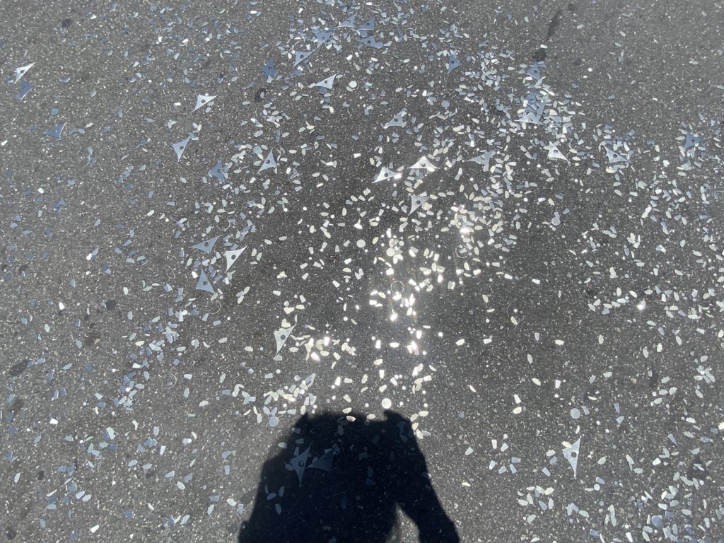 車道上散滿一地的鐵屑