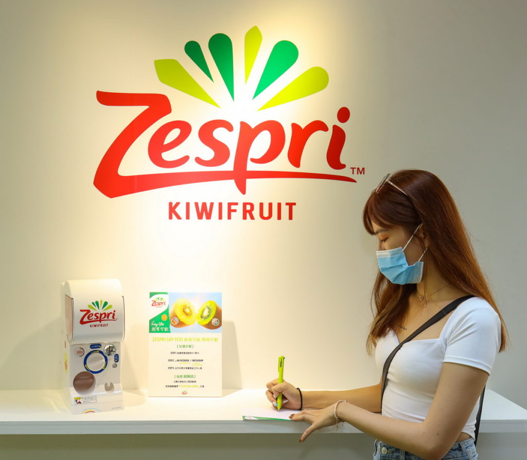 印製出專屬明信片後，寫下自我鼓勵與期許投入郵筒，Zespri幫你傳遞正能量給未來的自己