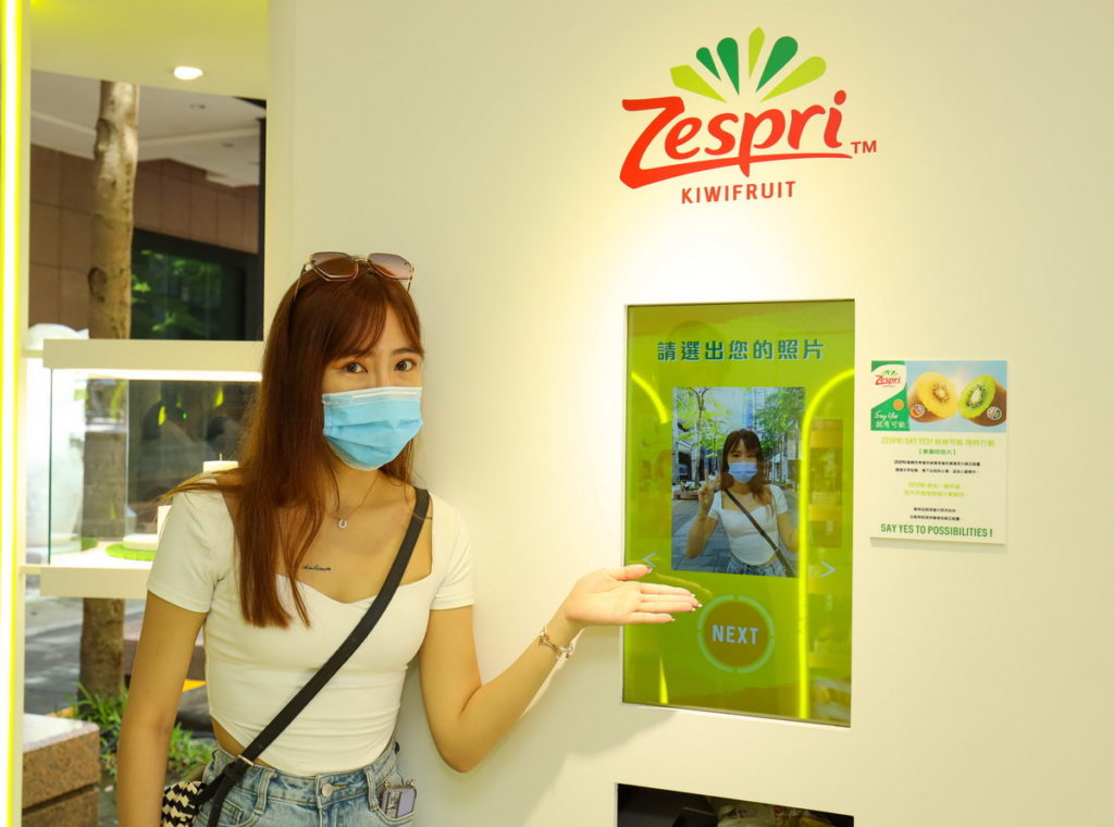 堅定Say YES後選擇正能量金句帶走，並印製專屬明信片持續傳遞Say YES能量！