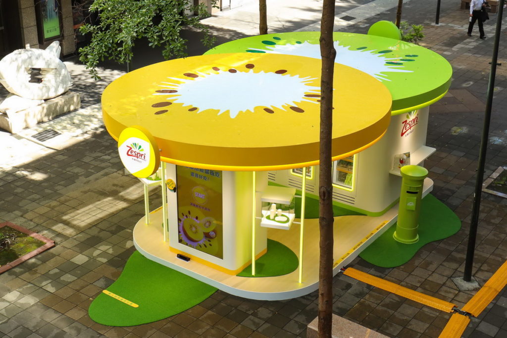 期間限定店以 Zespri 剖面「活力黃」與「奇異綠」雙色設計頂部，彷彿兩顆巨型奇異果降落於香堤大道上
