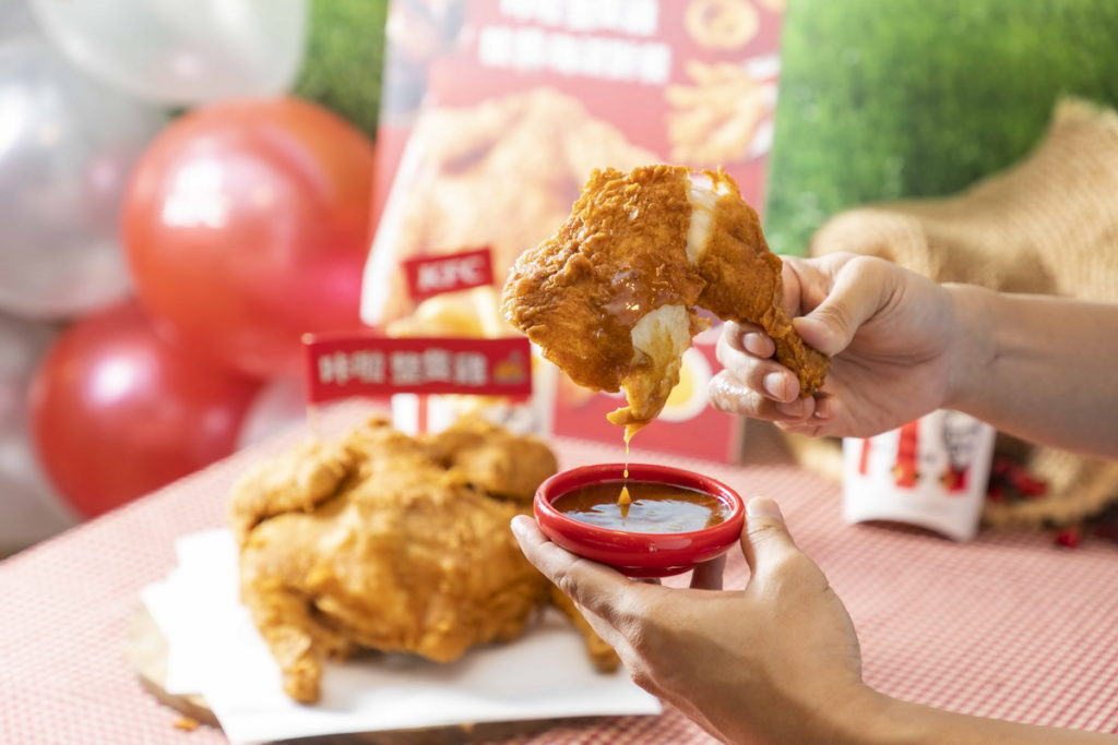 酥脆多汁的「_啦整隻雞」,手撕大口吃,一雞在手,三種沾醬,五大部位,百搭過癮