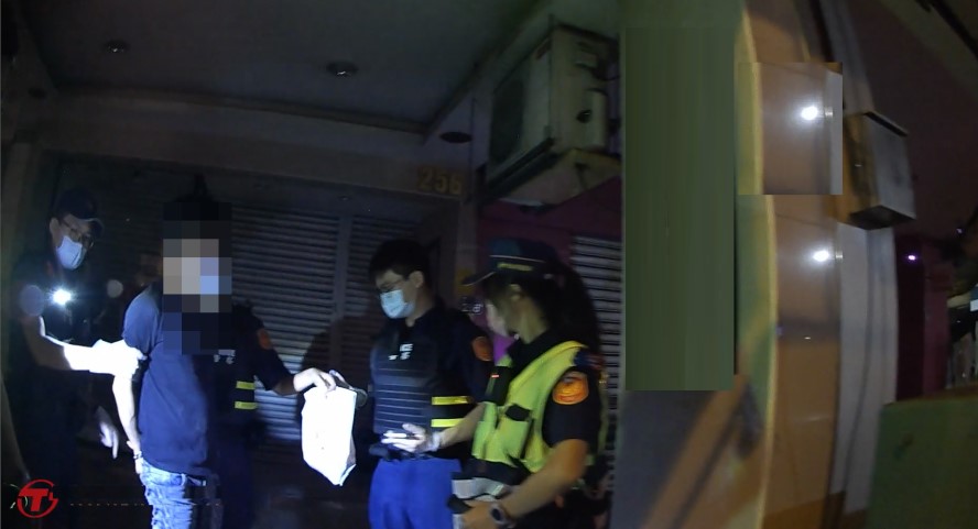 ▲借用民眾機車，豐原警緝獲毒品、詐欺通緝犯    (圖/台中豐原分局 提供)