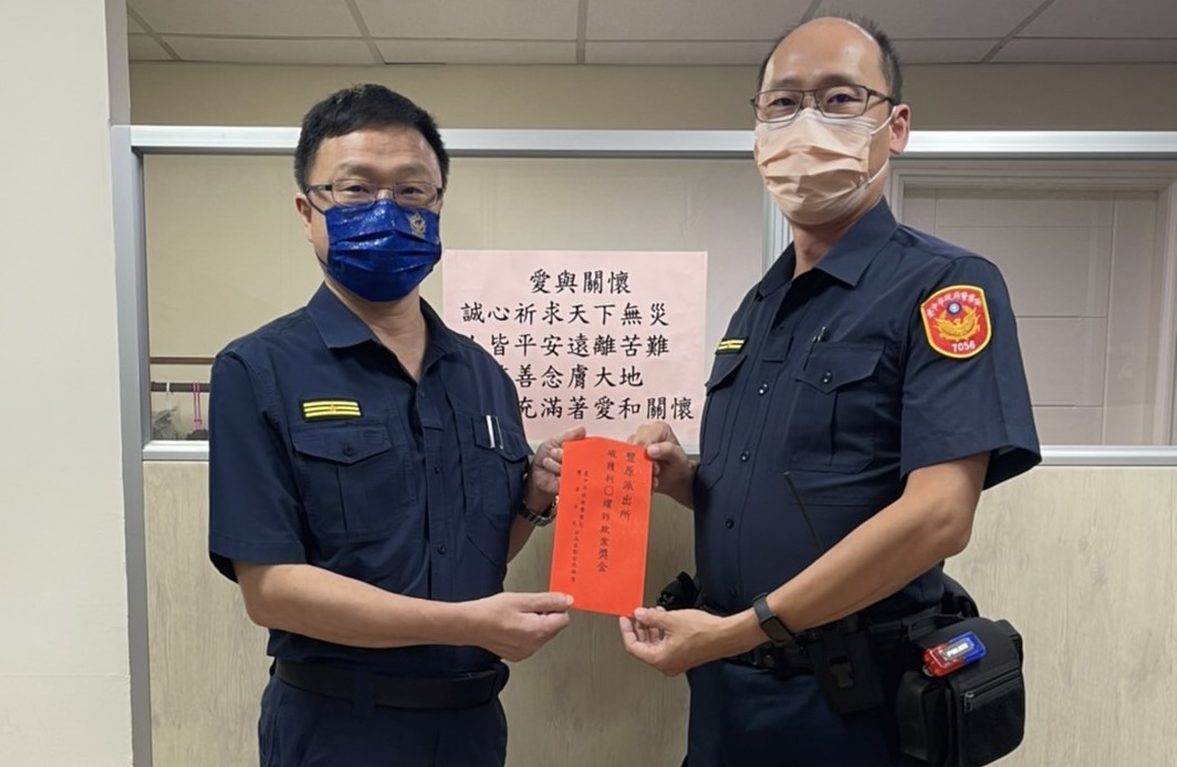 ▲豐原分局長劉安杰頒發破案獎金   (圖/台中豐原分局 提供)