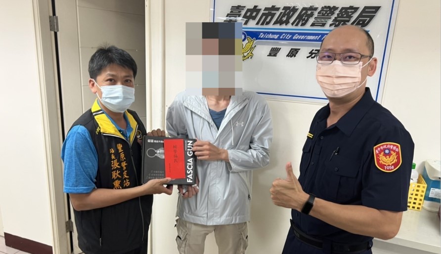 ▲豐原警友站長張耿熏頒發獎金與贈品，感謝熱心機車騎士 (圖/台中豐原分局 提供)