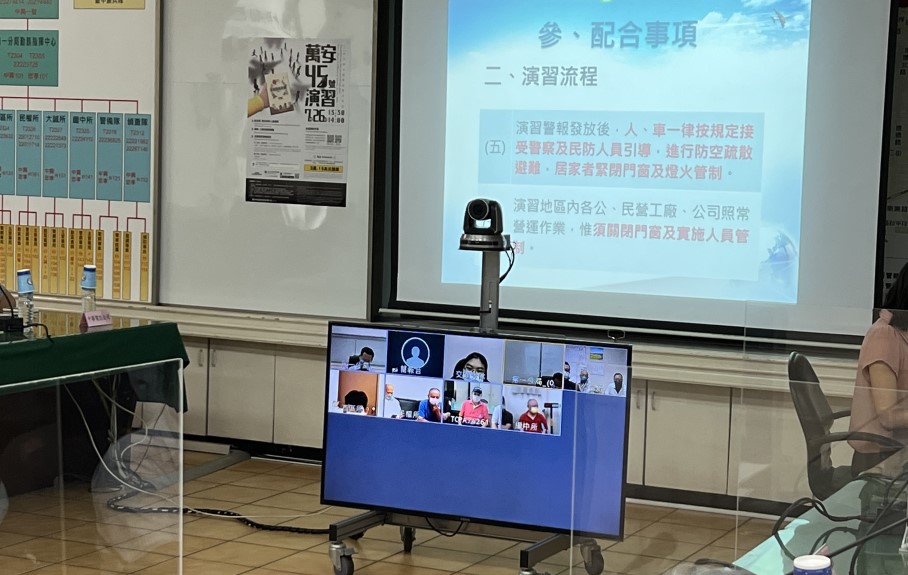 ▲為減少群聚風險,義警民防幹部在各派出(分駐)所「視訊」與會 (圖/台中市警察局 提供)