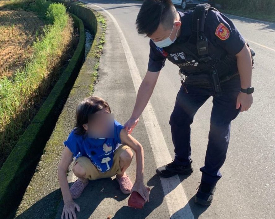 7旬婦失蹤老伴急尋人 平鎮警發現她獨坐路旁 21 423010 scaled e1657258138759