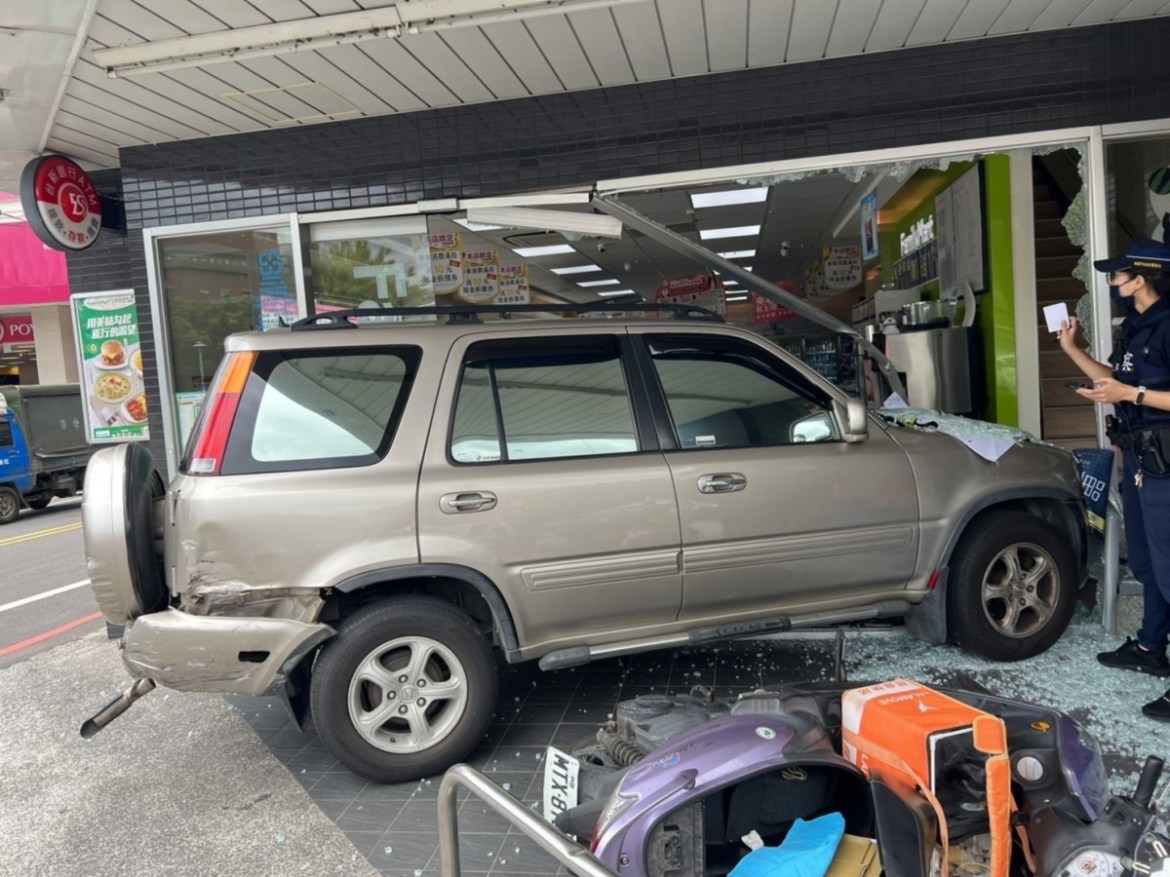 【有片】2車碰撞失控衝進超商 玻璃碎滿地 21 S 51404820