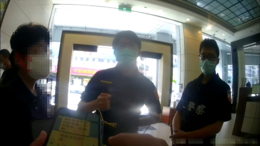 圖片說明:台中蔡姓婦人因受詐騙集團假冒之銀行(VMISL) 以投資名義蠱惑,欲匯款新台幣60萬元,文正派出所到場勸阻,使其打消匯款念頭成功阻詐。(記者謝榮浤翻攝)