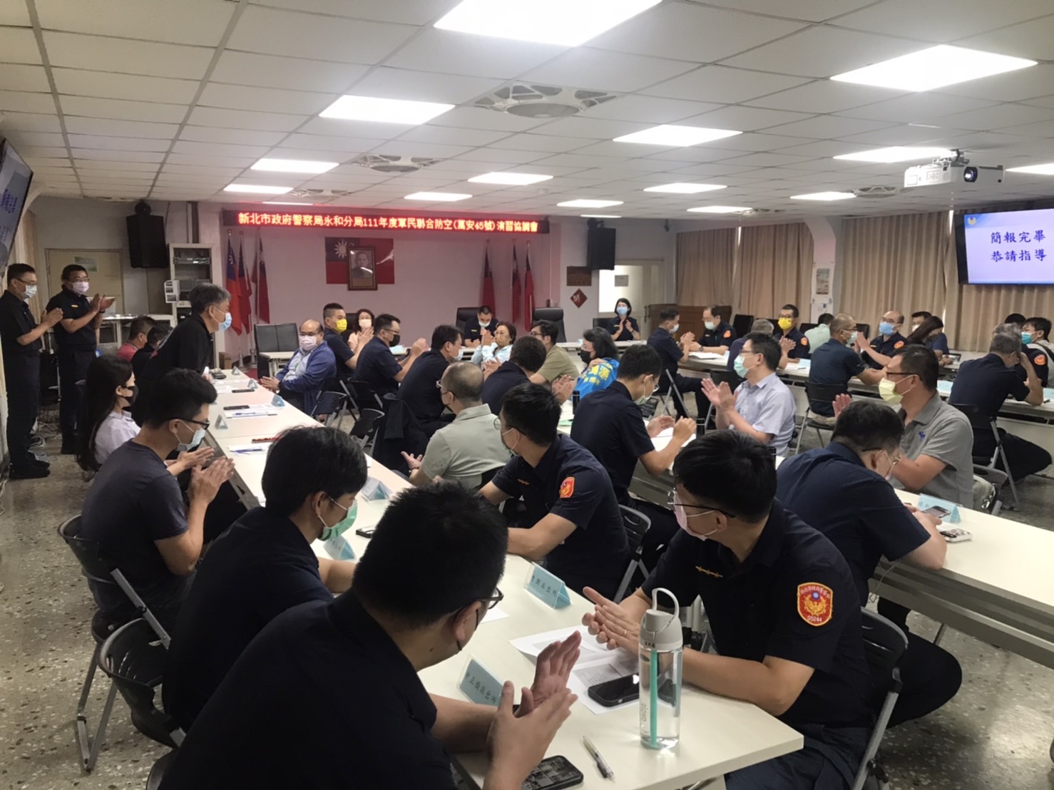 圖片說明:為求演習圓滿,分局長陳保安主持協調會,參加的單位包括永和區公所、轄內各級學校、消防分隊、大型百貨公司販賣店、加油站及義警、民防、義交等協勤民力,希望透過事前充分的溝通與協調,讓本次的演習更加完善。(記者徐煜勝翻攝)