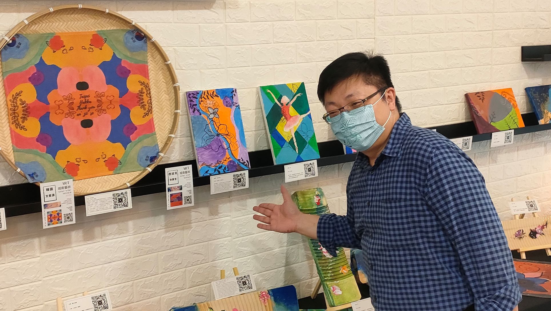 ▲北市客委會主委徐世勲蒞臨成果展現場欣賞學員作品並為青年學子加油打氣。(圖/北市客委會提供)