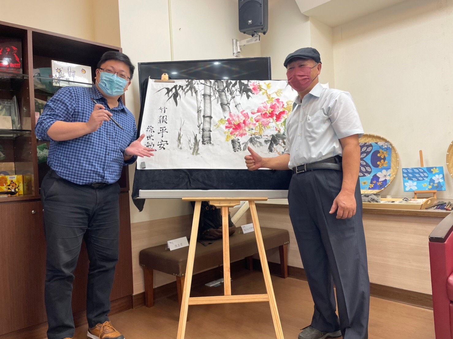▲成果發表會開幕演出由北市客委會主委徐世勲在畫作上題字寓意平安。(圖/北市客委會提供)