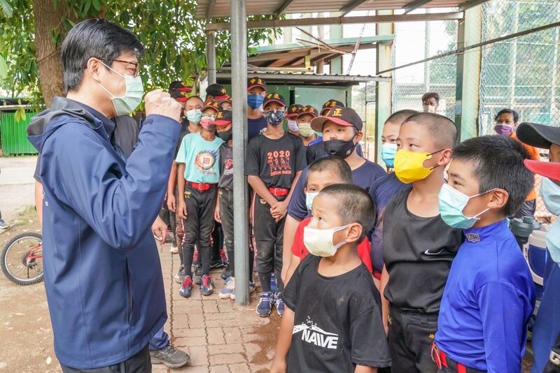 漾新聞|陳其邁探視中正國小棒球隊選手 出國比賽經費有著落了