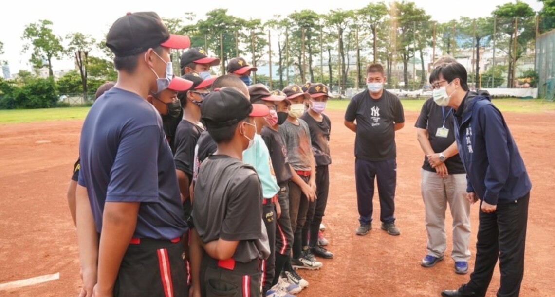 中正國小棒球小將將赴美參賽 陳其邁為選手加油打氣