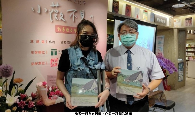 可能是 2 個人和文字的圖像