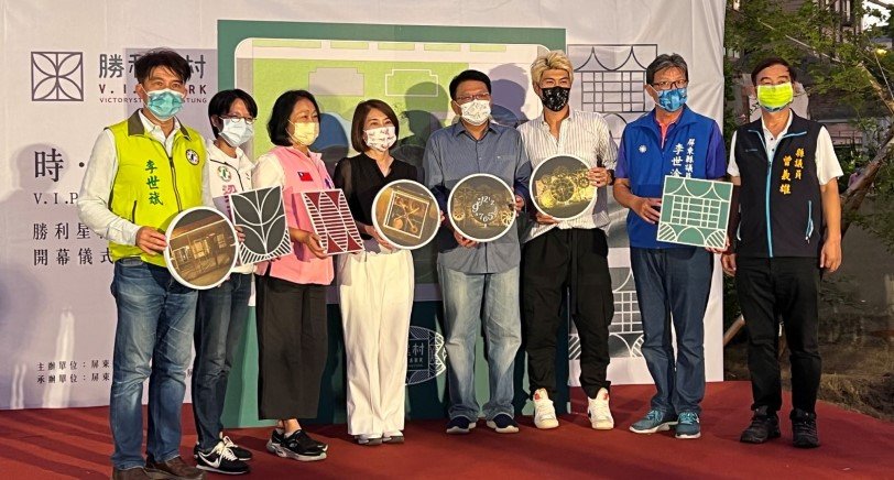 可能是 7 個人、大家站著和室內的圖像