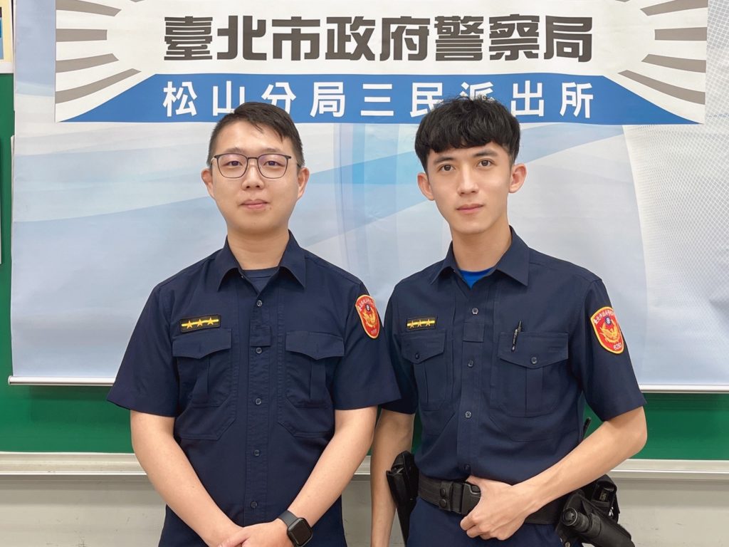 三民所警員陳塏樺(左)、警員施順勝(右)合照。