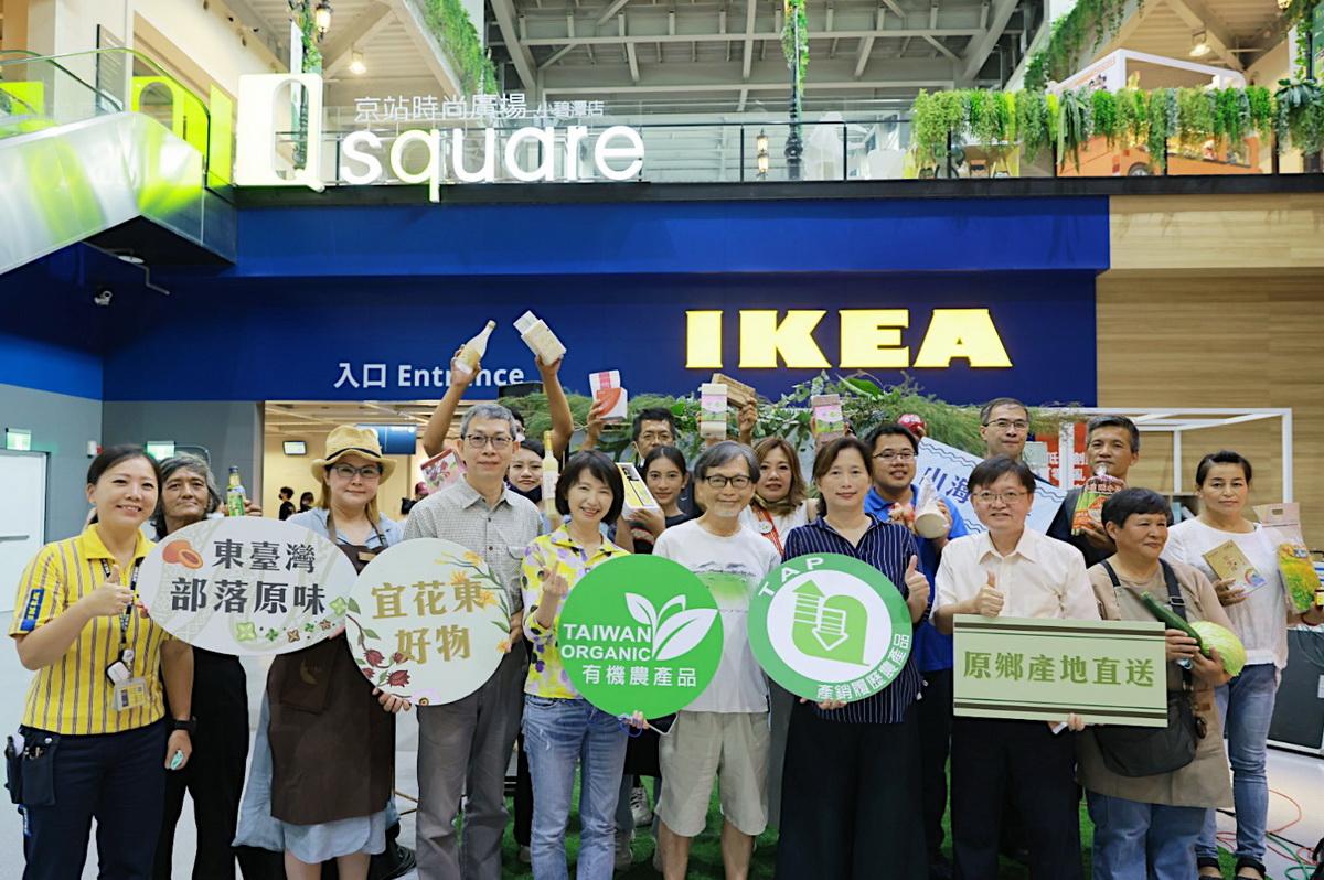 現場貴賓大合照與原住民農友。左起：IKEA宜家家居新店店銷售部經理曾郁玲、包心菜實驗