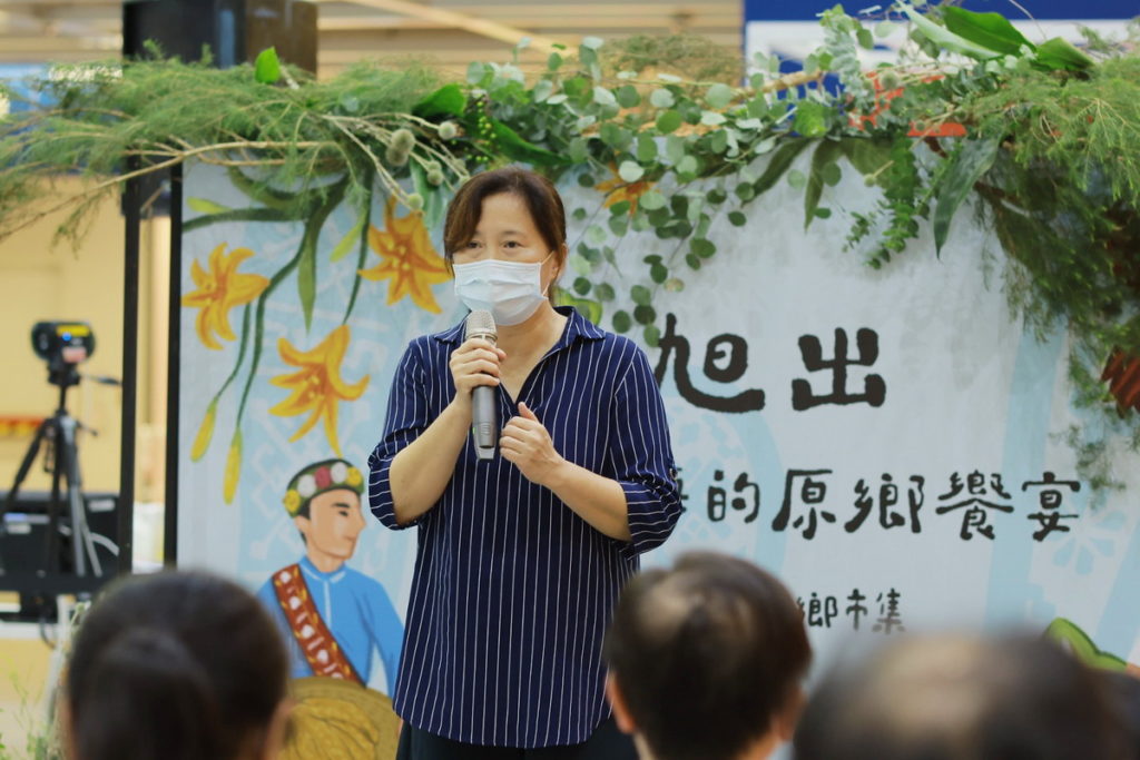 農糧署東區分署徐輝妃分署長特別蒞臨市集現場勉勵原民農友