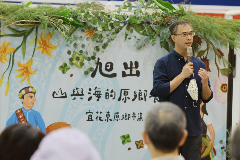 水花園有機農學市集黃俊誠秘書長表示希望在場的各位都能用新台幣把農友的農產下架!