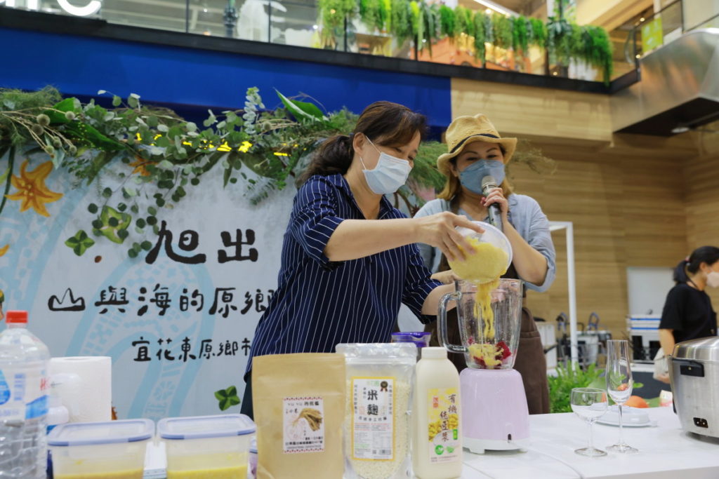 農糧署東區分署徐輝妃分署長與包心菜實驗廚房Lisa老師共同製作小米甘酒