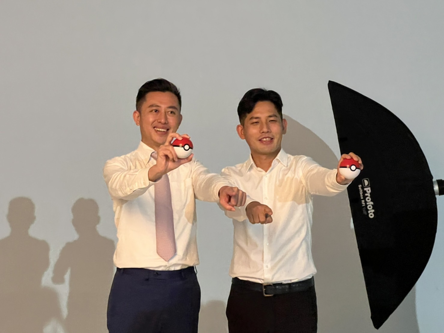 寶可夢「小智」林智堅拍定裝照:尺度大!鄭文燦比倒V跟韓風 36 桃園市長參選人林智堅、議員彭俊豪。