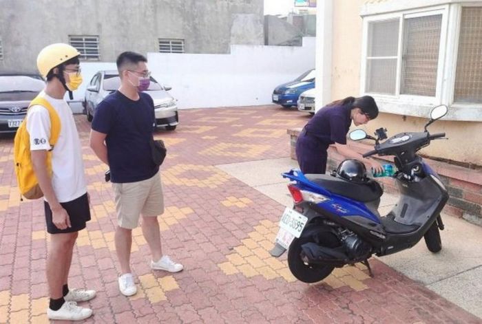 遊客機車沒油陷窘境 外垵暖警即時救援