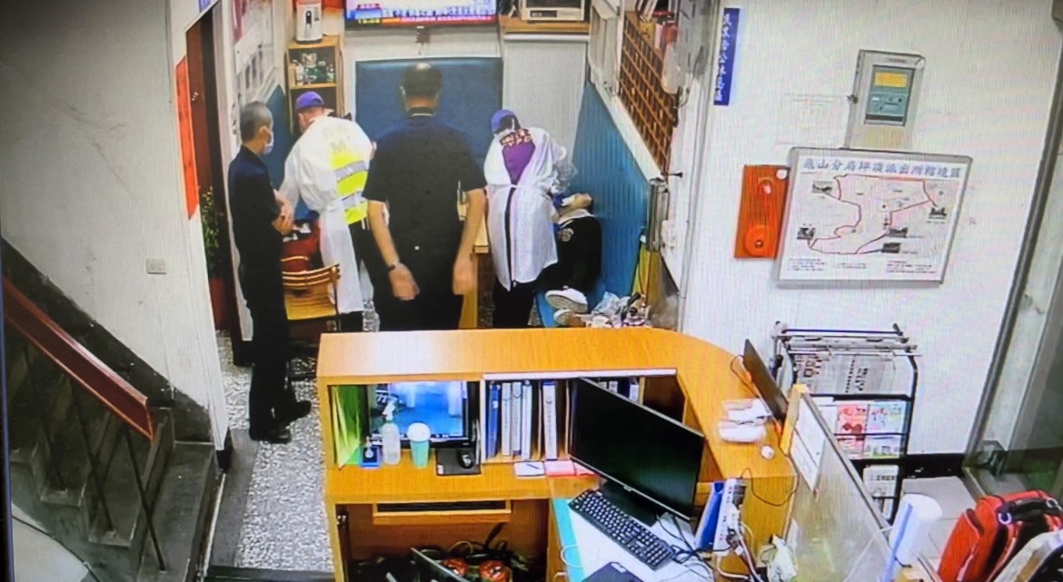 【有片】女子癲癇發作求助派出所 龜山警即刻救援協助送醫 21 S 18301702