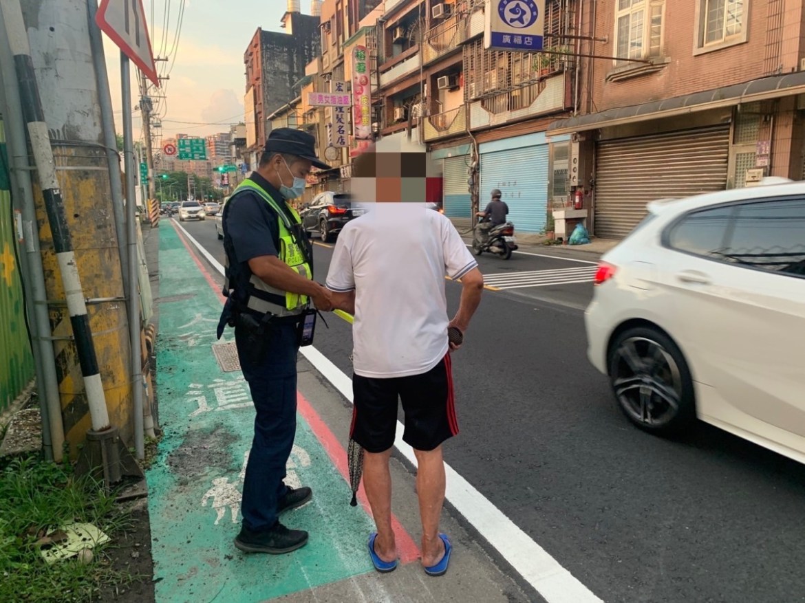迷途老翁無助徘徊街頭 身上一張卡助警協找回家的路 28 S 2777114