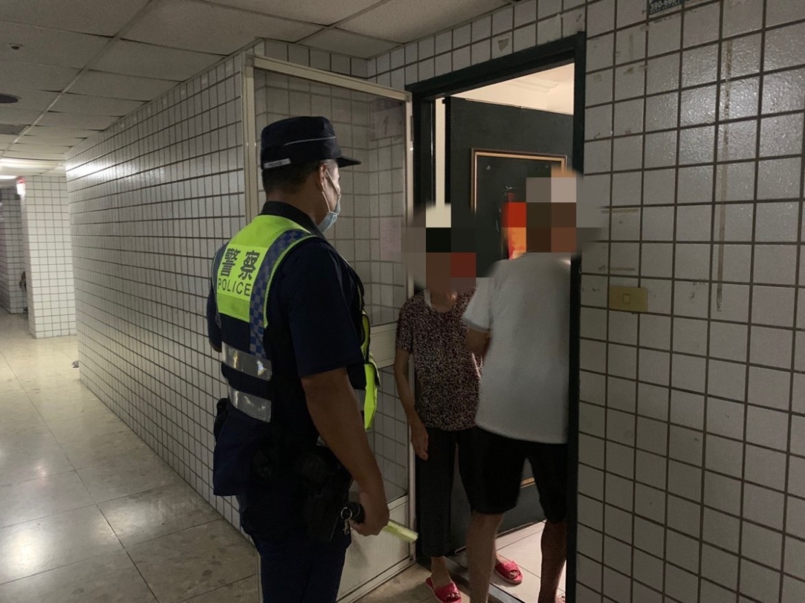 迷途老翁無助徘徊街頭 身上一張卡助警協找回家的路 29 S 2777116