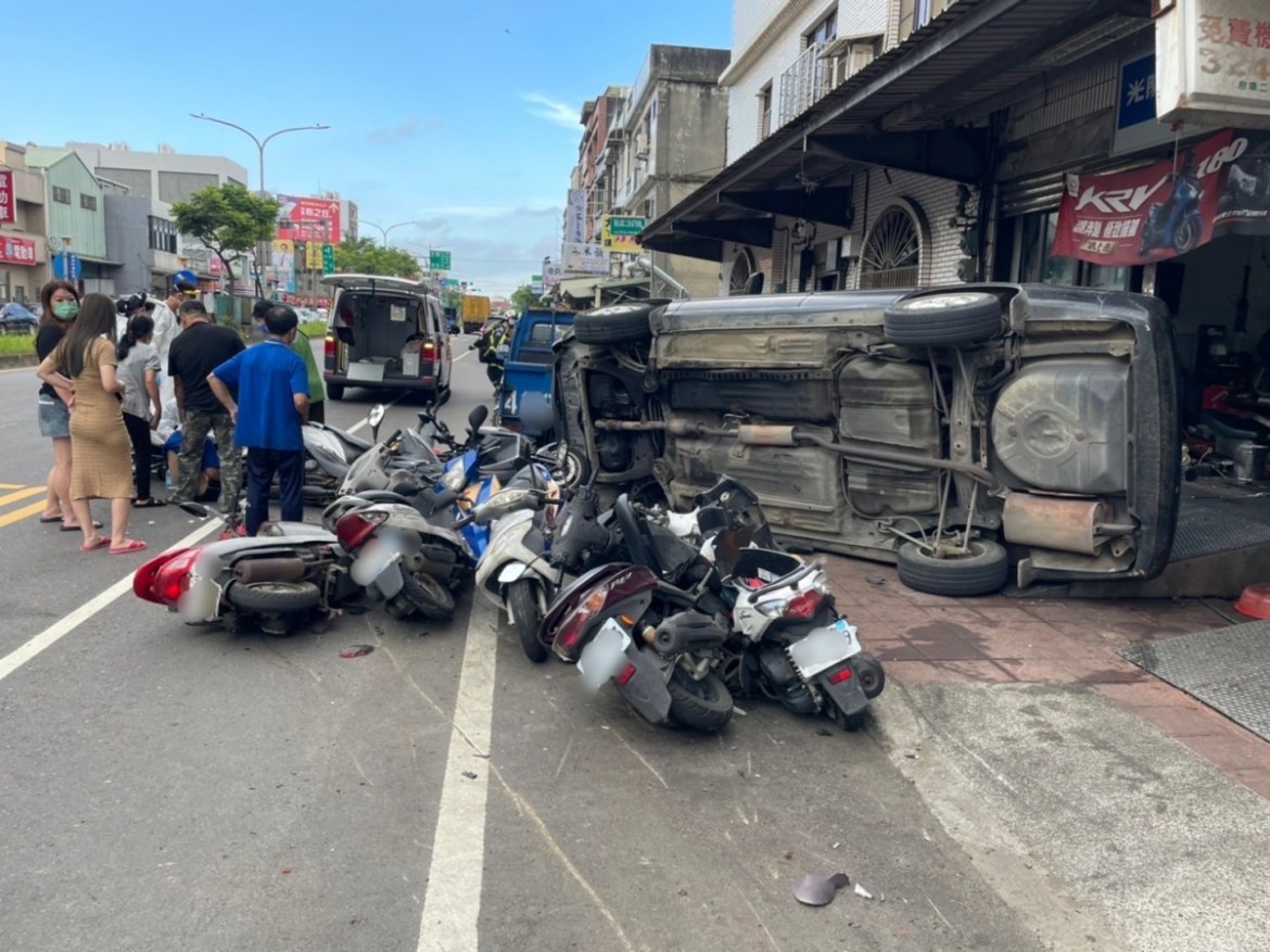 蘆竹區自小客男失控 擦撞11輛汽機車翻覆 18 S 225501195