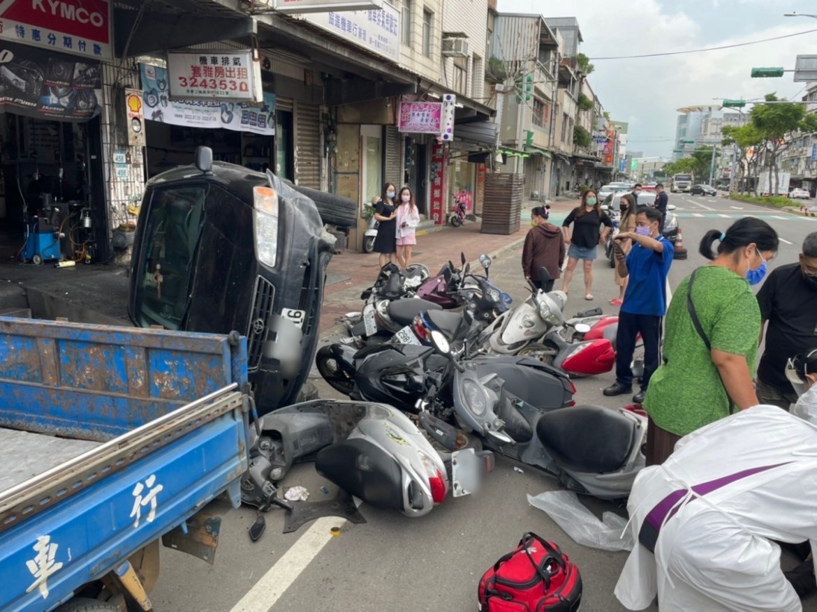 蘆竹區自小客男失控 擦撞11輛汽機車翻覆 19 S 225501194