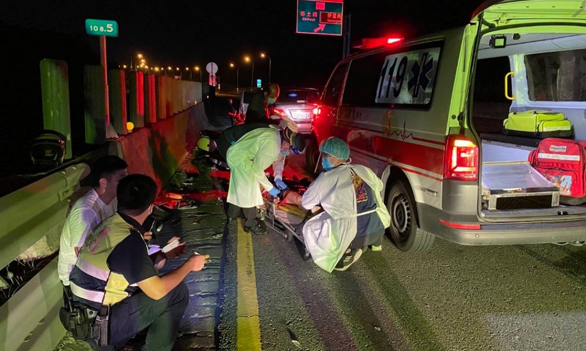 機車騎士導航逆向誤闖快速道路 與迎面自小客車對撞受驚嚇