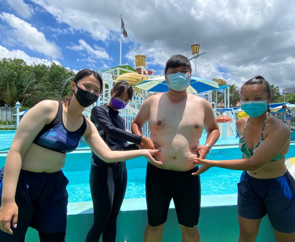六福水樂園今年歡慶10周年，首波推出最受歡迎的「鮪魚日」重磅回歸，小腹只要能捏出肚肉就符合「鮪魚肚」條件，立即享299元購入全日票優惠