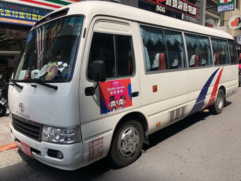 推出平日限定北中部出發直達六福村的專屬共乘接駁車，每個人來回最低只要500元，單趟車程僅約一小時，非常便利又划算