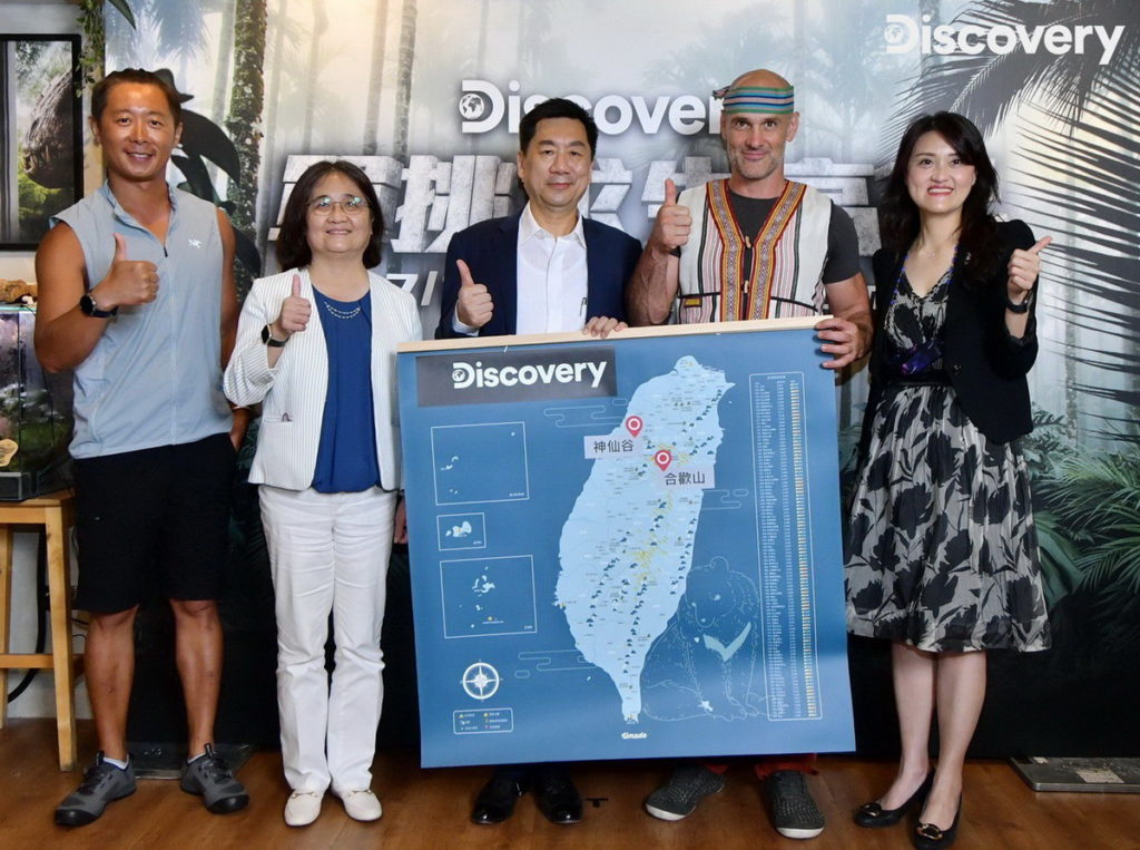 內政部陳宗彥次長林務局林副局長贈送台灣百岳地圖