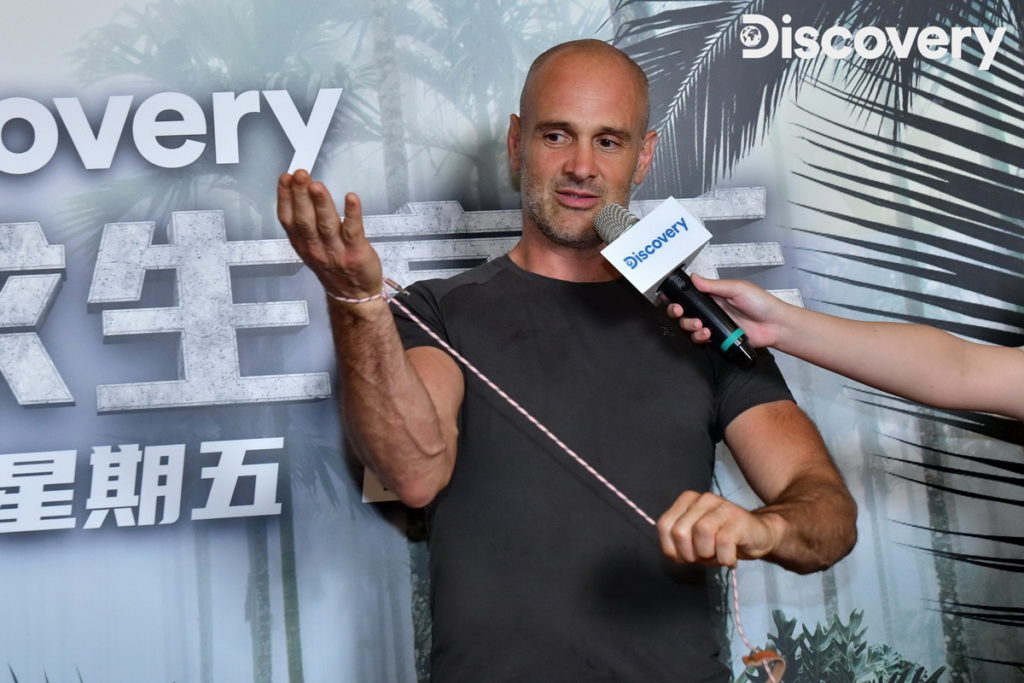 艾德史塔福示範使用USB充電線製做陷阱