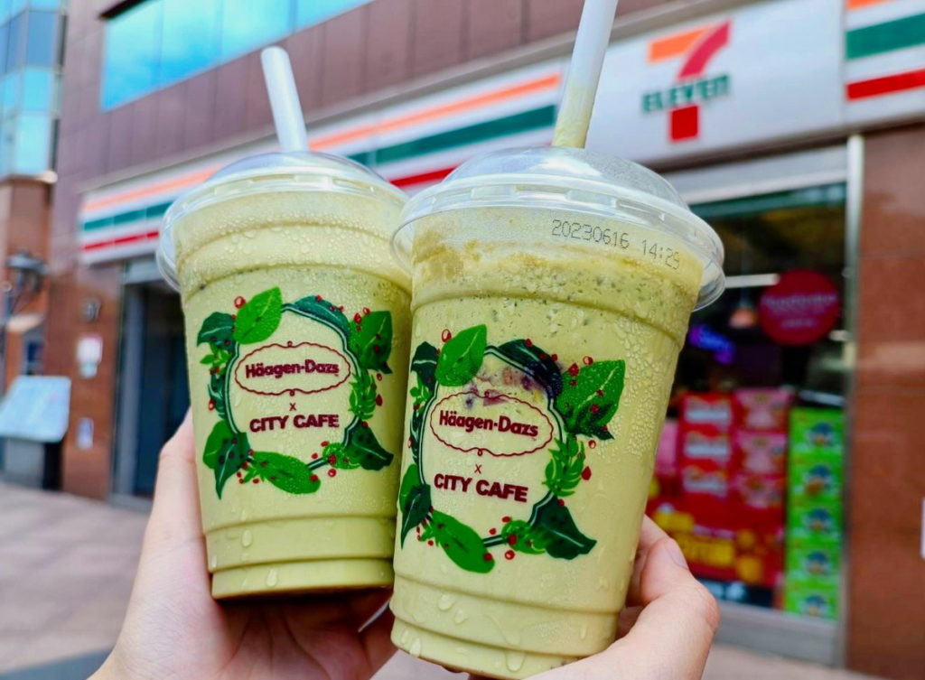 7-ELEVEN自有品牌CITY CAFE再度與Häagen-Dazs攜手合作，將人氣經典口味冰淇淋變成全球限定冰沙，去年首度登場，今年夏天再推出期間限定全新口味「抹茶紅豆拿鐵冰沙」