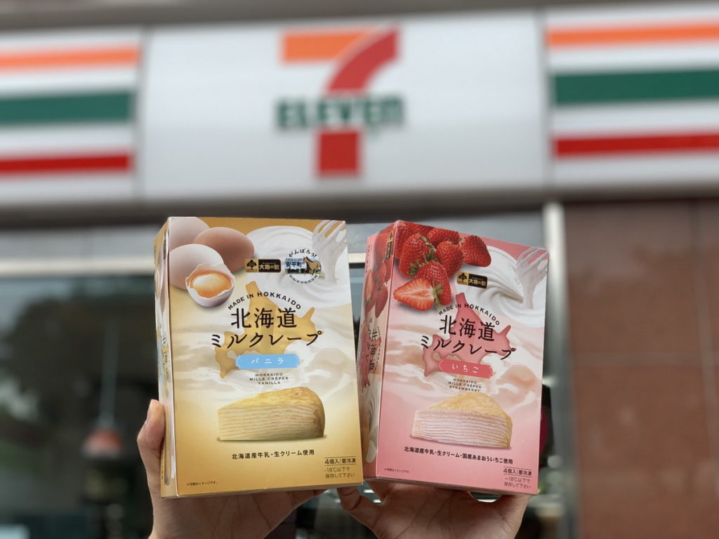 來自北海道的千層蛋糕，有原味和日本甘王草莓兩種口味，同樣以北海道香醇牛乳製作的鮮奶油搭配層層細緻餅皮，口感輕盈、入口即化，日式包裝療癒感十足，滿足視覺與味覺的雙重享受！ (3)