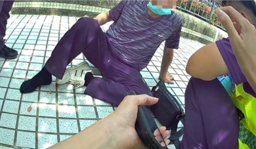 ▲男子疑似癲癇發作而倒臥人行道，警消到場時男子已自行坐起 (圖/台中市警察局 提供)