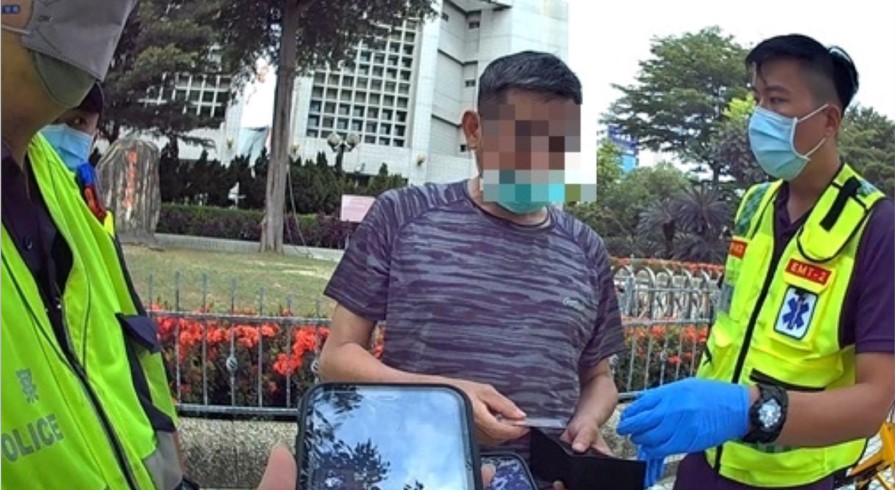 ▲王男經警消勸說後才點頭前往就醫   (圖/台中市警察局 提供)